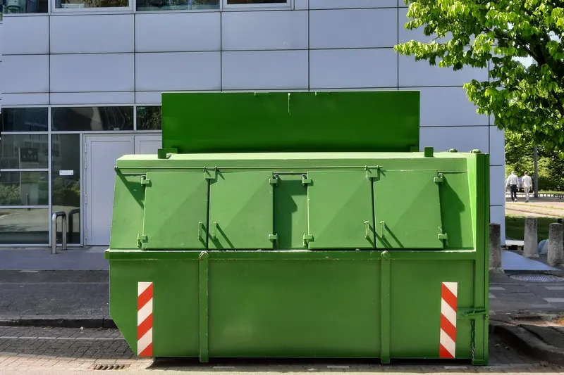 Container auf einer Baustelle
