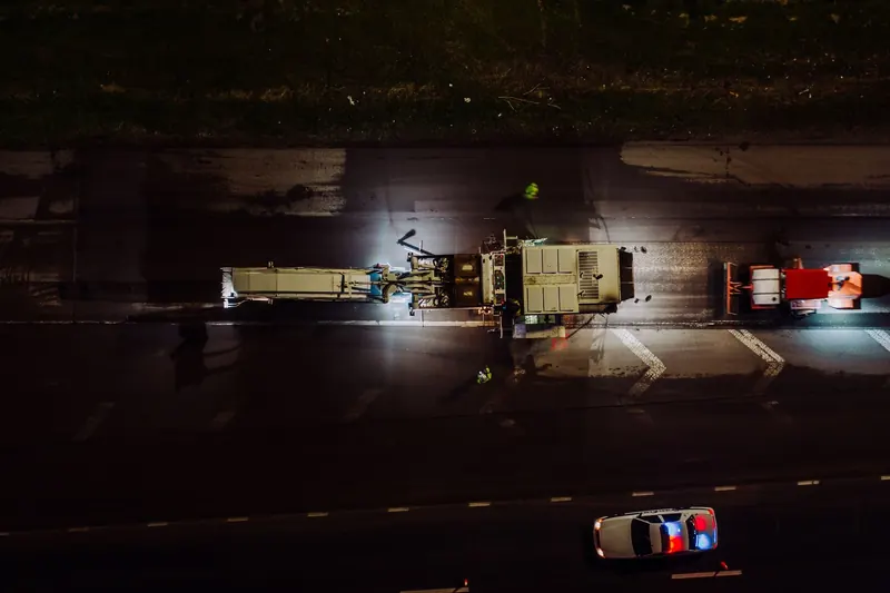 Baustelle bei Nacht mit Warnleuchten